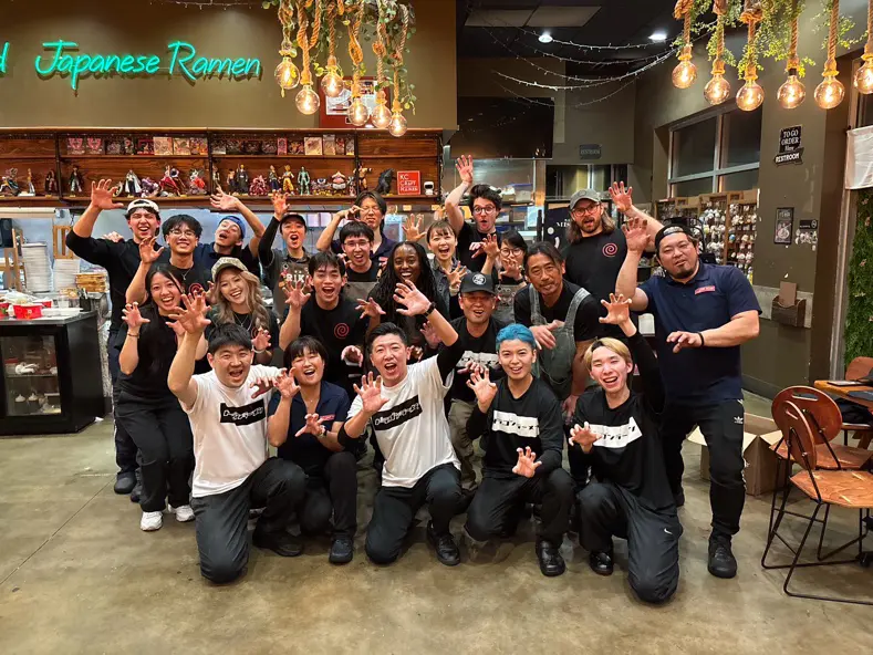 アメリカで夢のラーメン出店を成功させた荒井さんとチームドラゴン