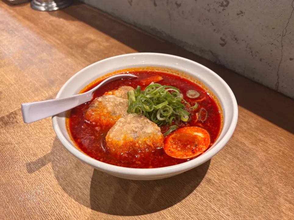 昔ながらの醤油ラーメンと刺激的なデビルドラゴン