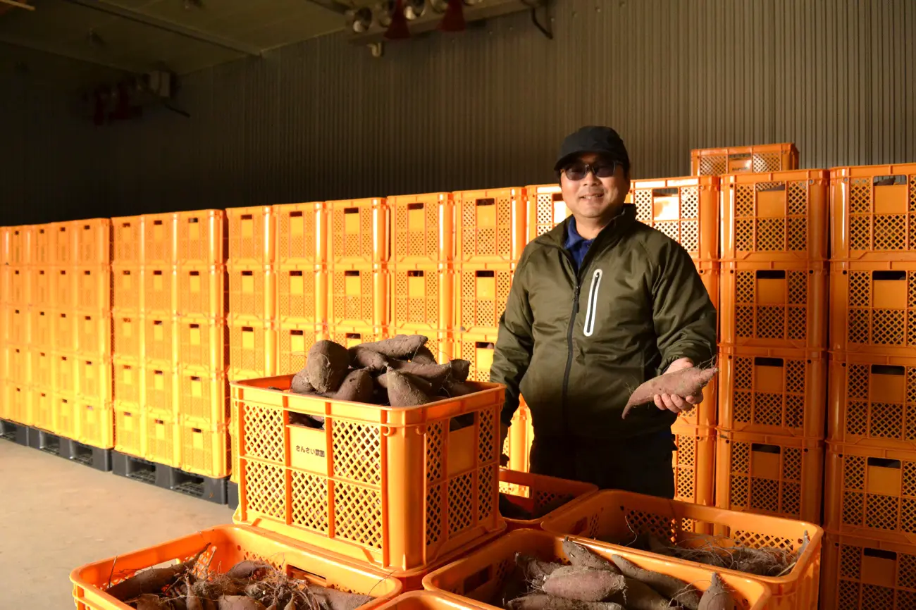 さんさい菜園の作業場で話す重松さん