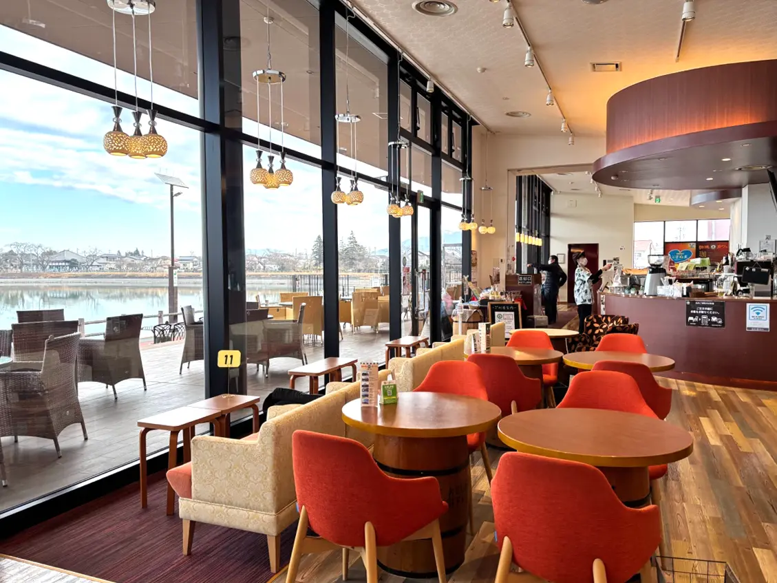 8代葵カフェのテラスデッキから見える砂沼と筑波山の絶景