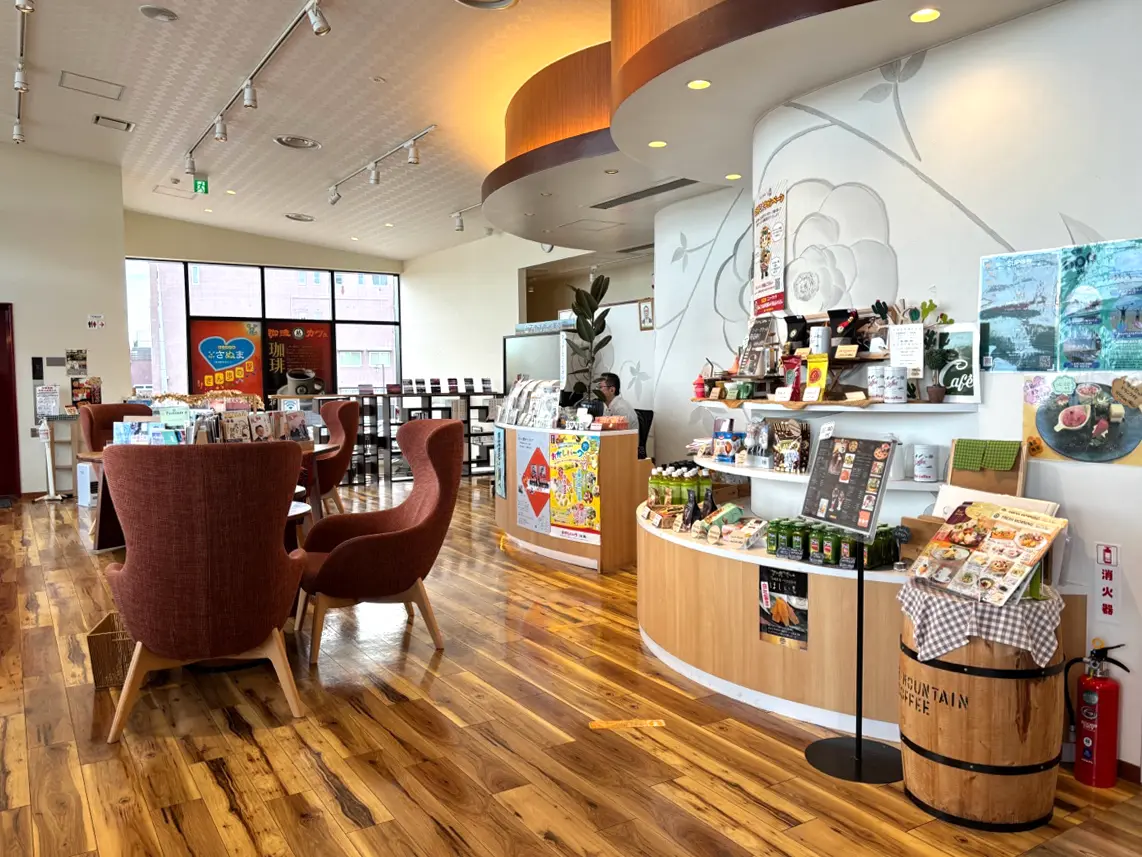 8代葵カフェのテラスデッキの様子