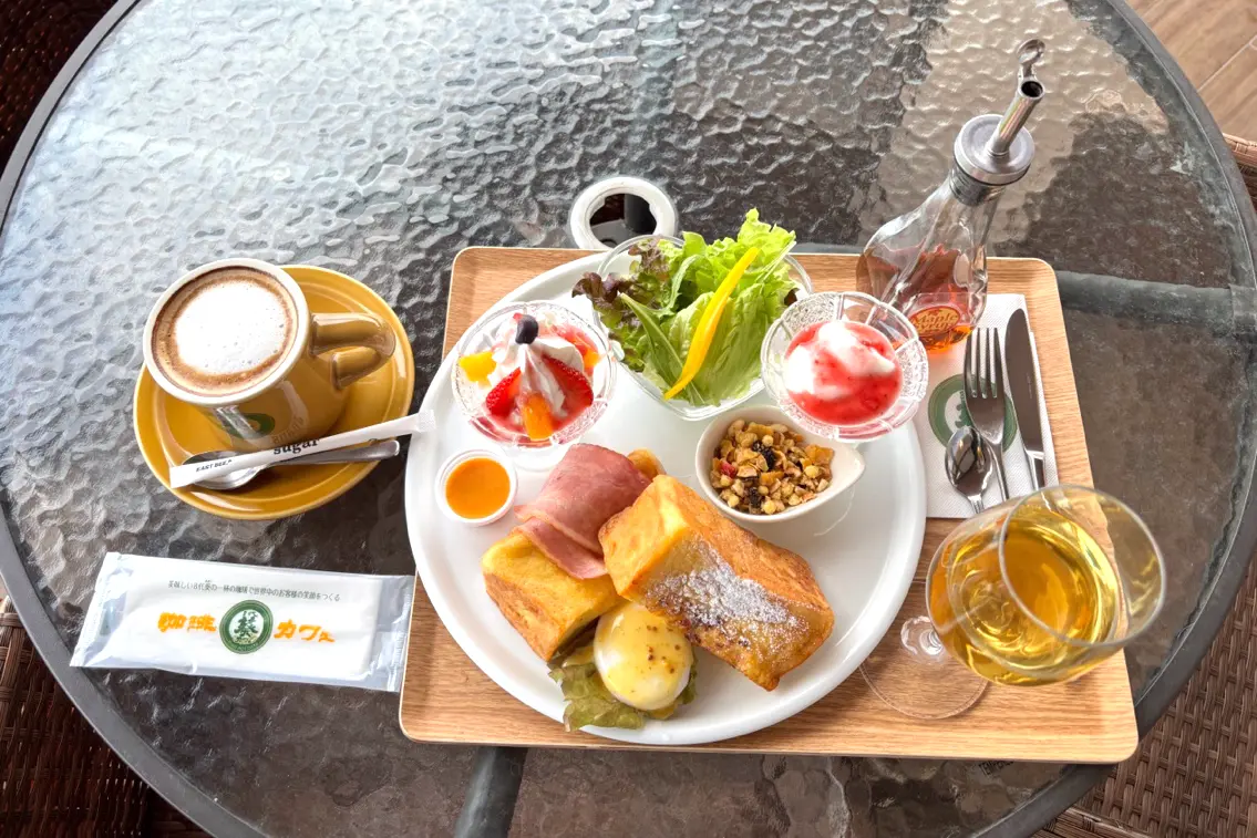 8代葵カフェの贅沢モーニングプレートと葵ラテ