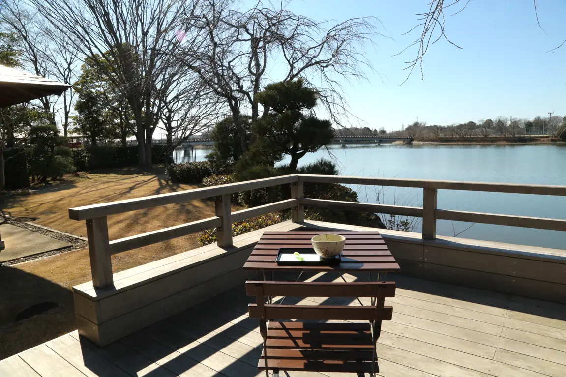 砂沼庵の立礼席での抹茶とコーヒー