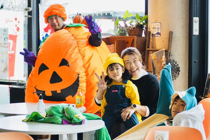 公園カフェてふてふでくつろぐ来店者の様子