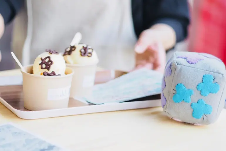 てふてふチャレンジでちょうちょ型チョコをトッピングしたソフトクリーム