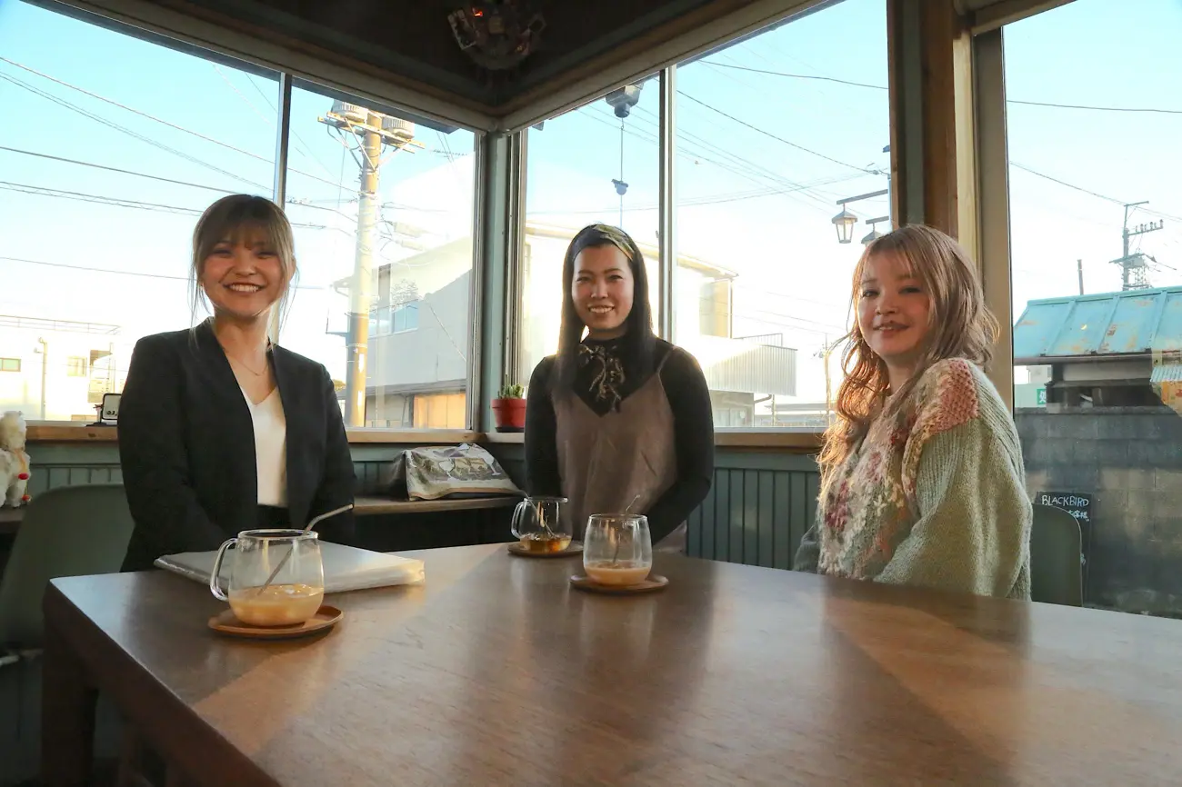 下妻の起業家ママ3人（中田阿佑美さん・飯塚佑香さん・福田遥菜さん）の集合写真